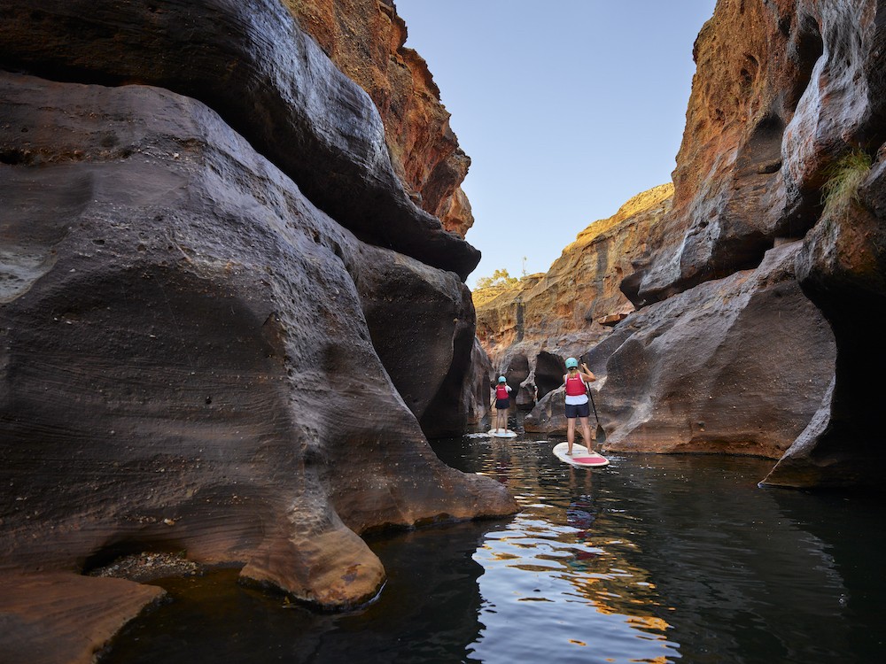 Twee personen standup paddle boarding in Australië Queensland Cobbold Gorge, SUP Tour in het tropische noorden