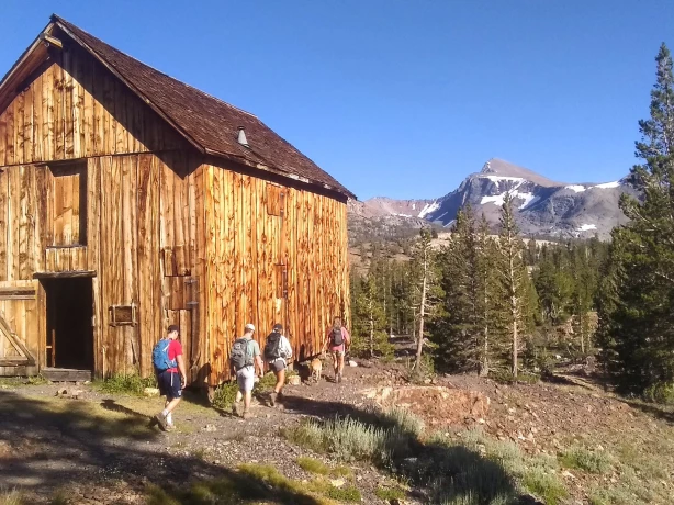 Een familie wandelt langs een houten hut in Yosemite National Park, Californië, VS