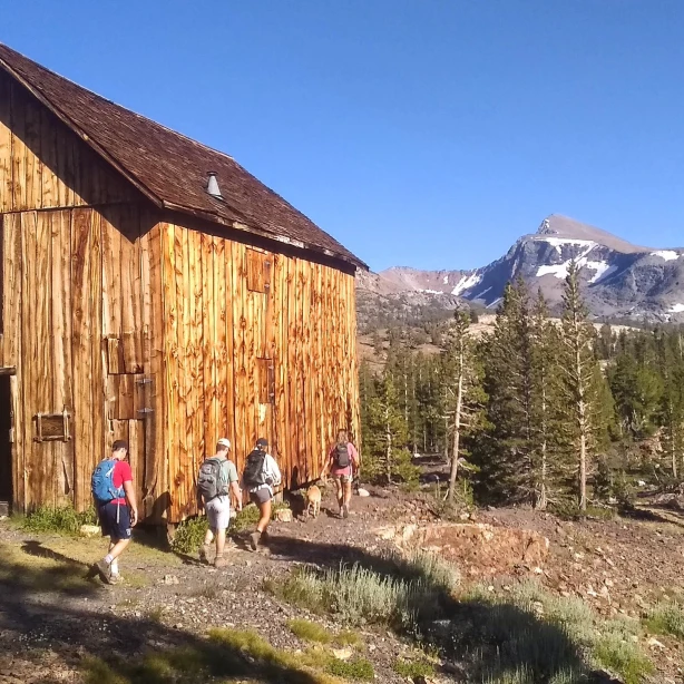 Een familie wandelt langs een houten hut in Yosemite National Park, Californië, VS