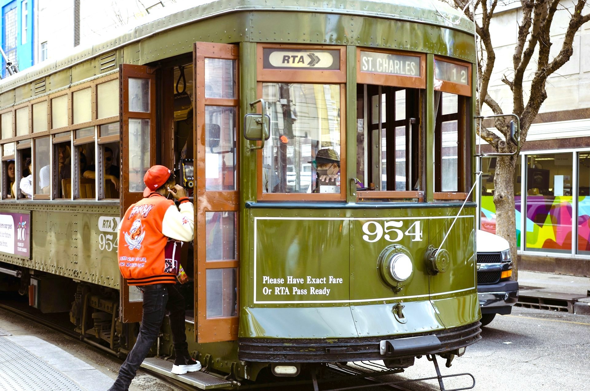 Een persoon stapt in een tram in New Orleans, Louisiana, VS