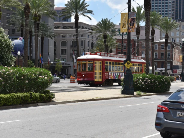 USA louisiana New Orleans tram from a distance unsplash