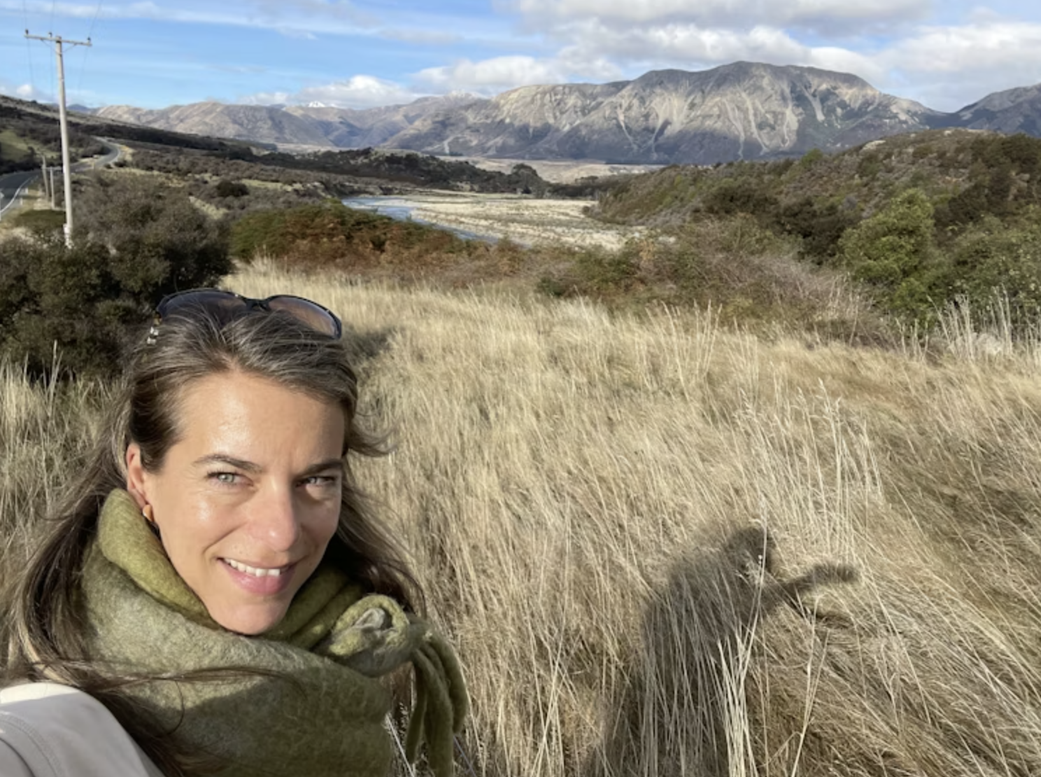 Marie-Cecile neemt een selfie met heuvels en bergen op de achtergrond