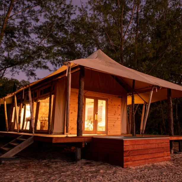Een houten hut genesteld in het bos