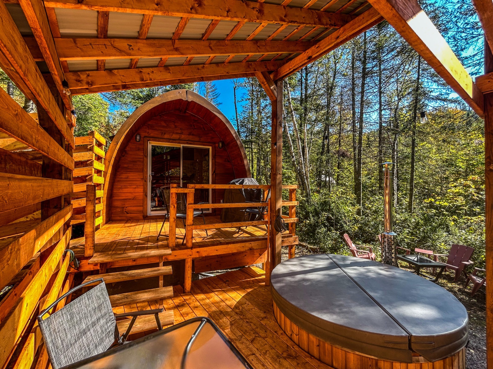 Glamping-hut met bubbelbad.