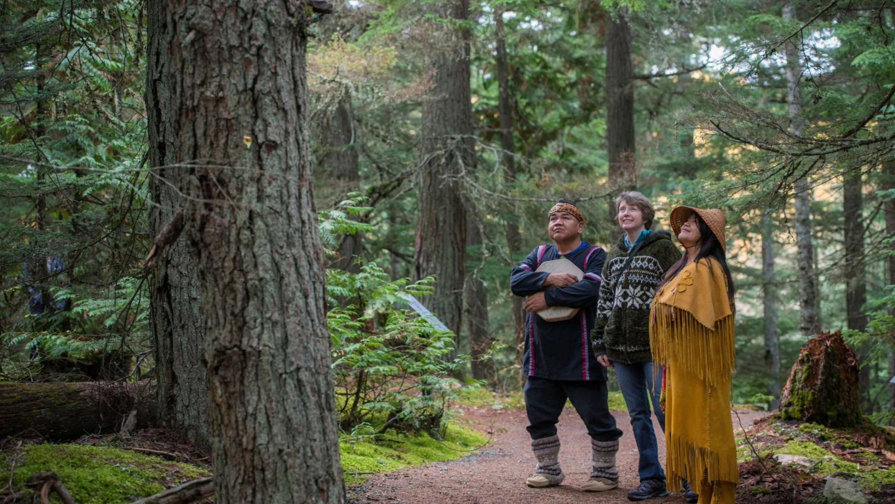 Cultural Ambassadors tijdens een Forest Walk in het Squamish Lil'wat Cultural Centre in Whistler