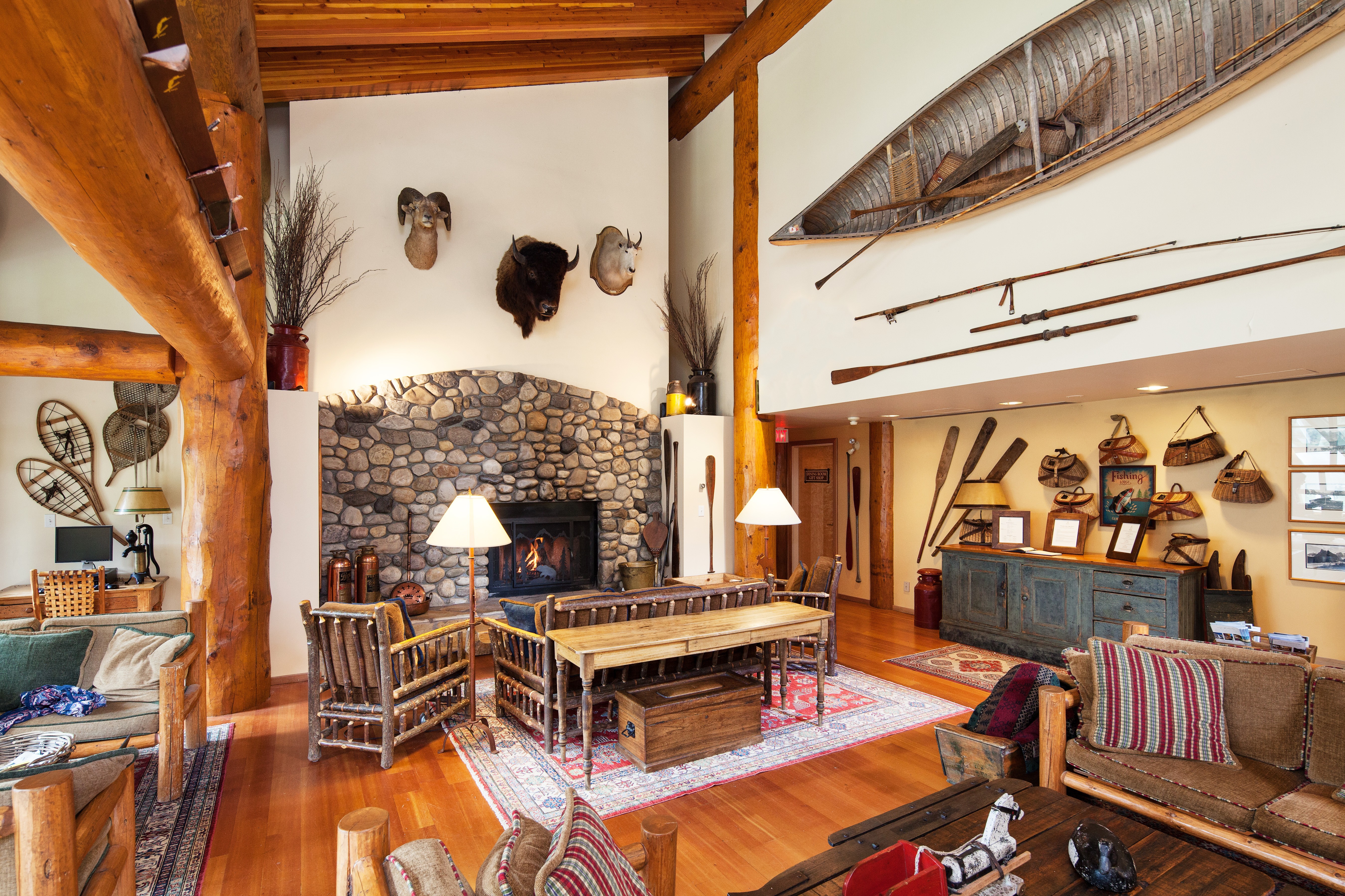 ca_moraine lake lodge library_stays_living area