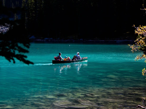 Can moraine lake alberta