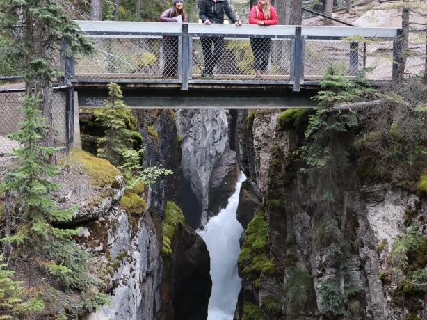 Canada-Alberta-Jasper-Maligne Canyon-friends