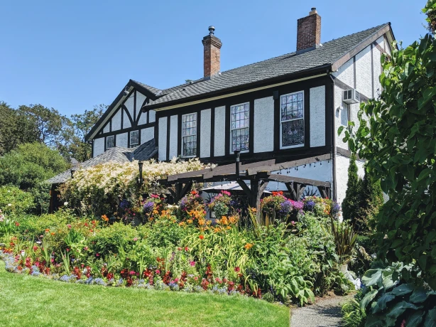 Can victoria bc accom laura lefurgey smith unsplash