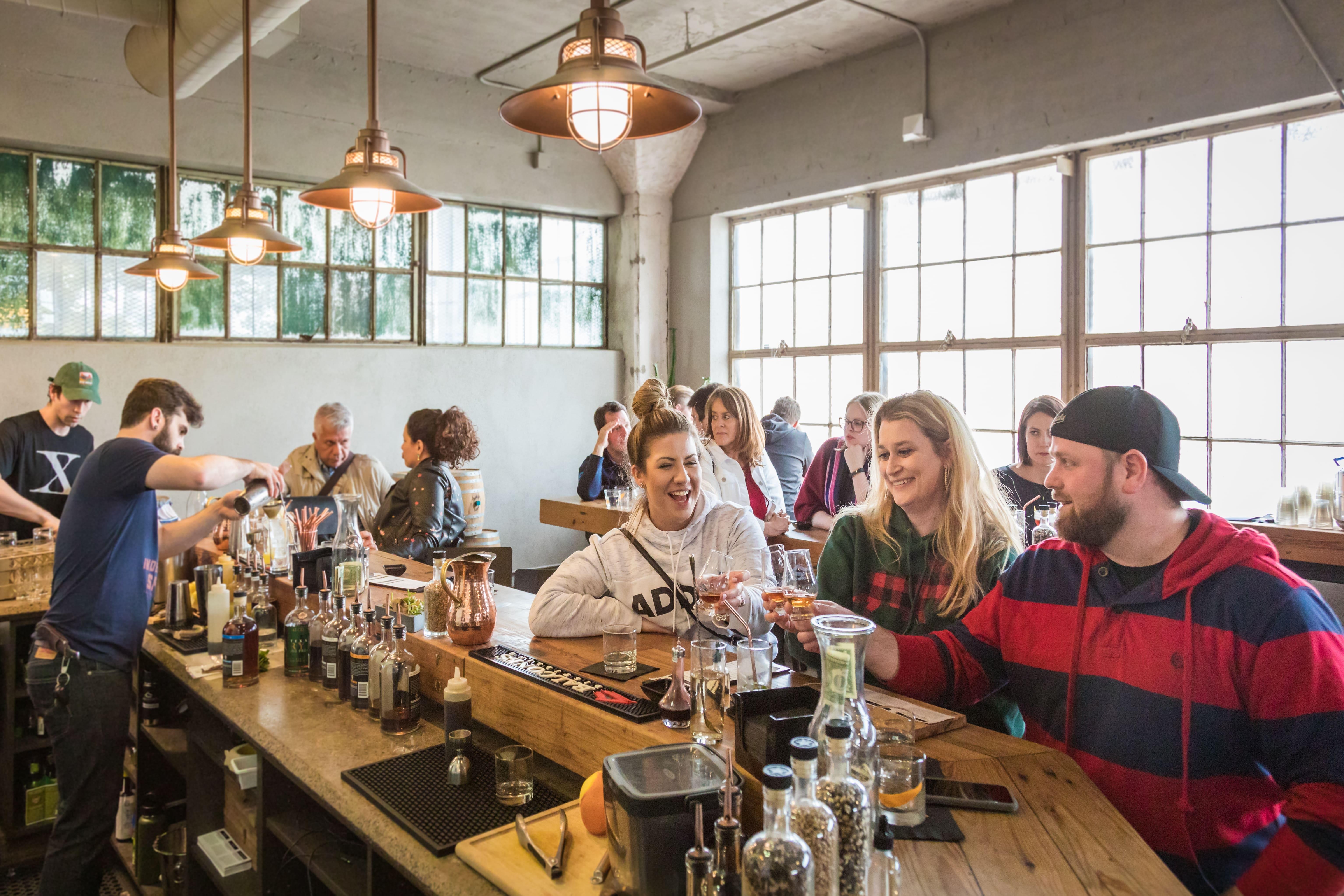 united-states-texas-distillery-pub-friends