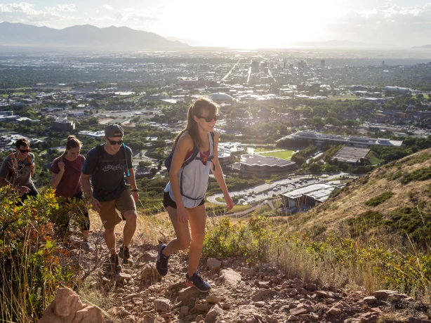 united-states-utah-hiking-view-friends