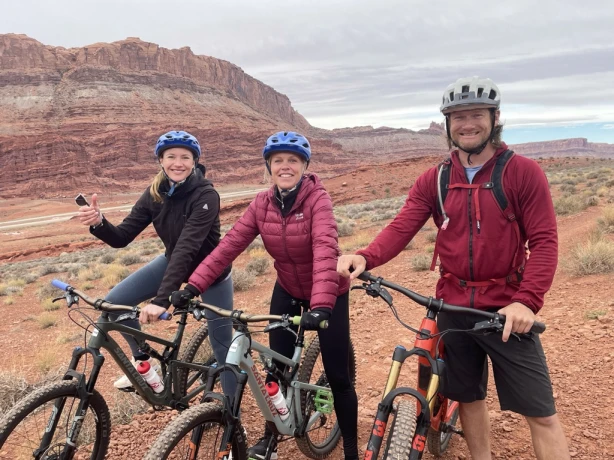 united-states-utah-moab-bike-tour-friends