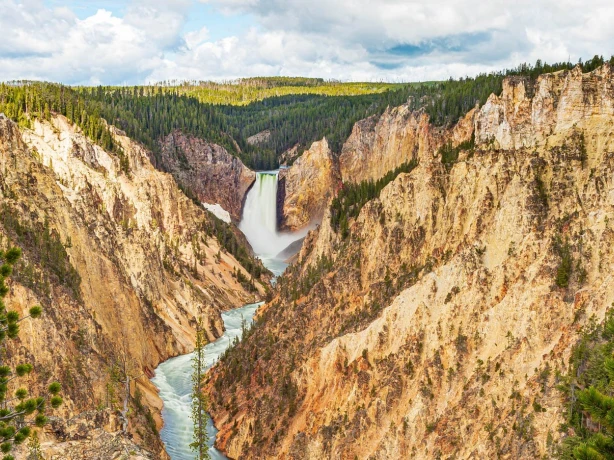 Usa wyoming yellowstone national park c stephen walker unsplash