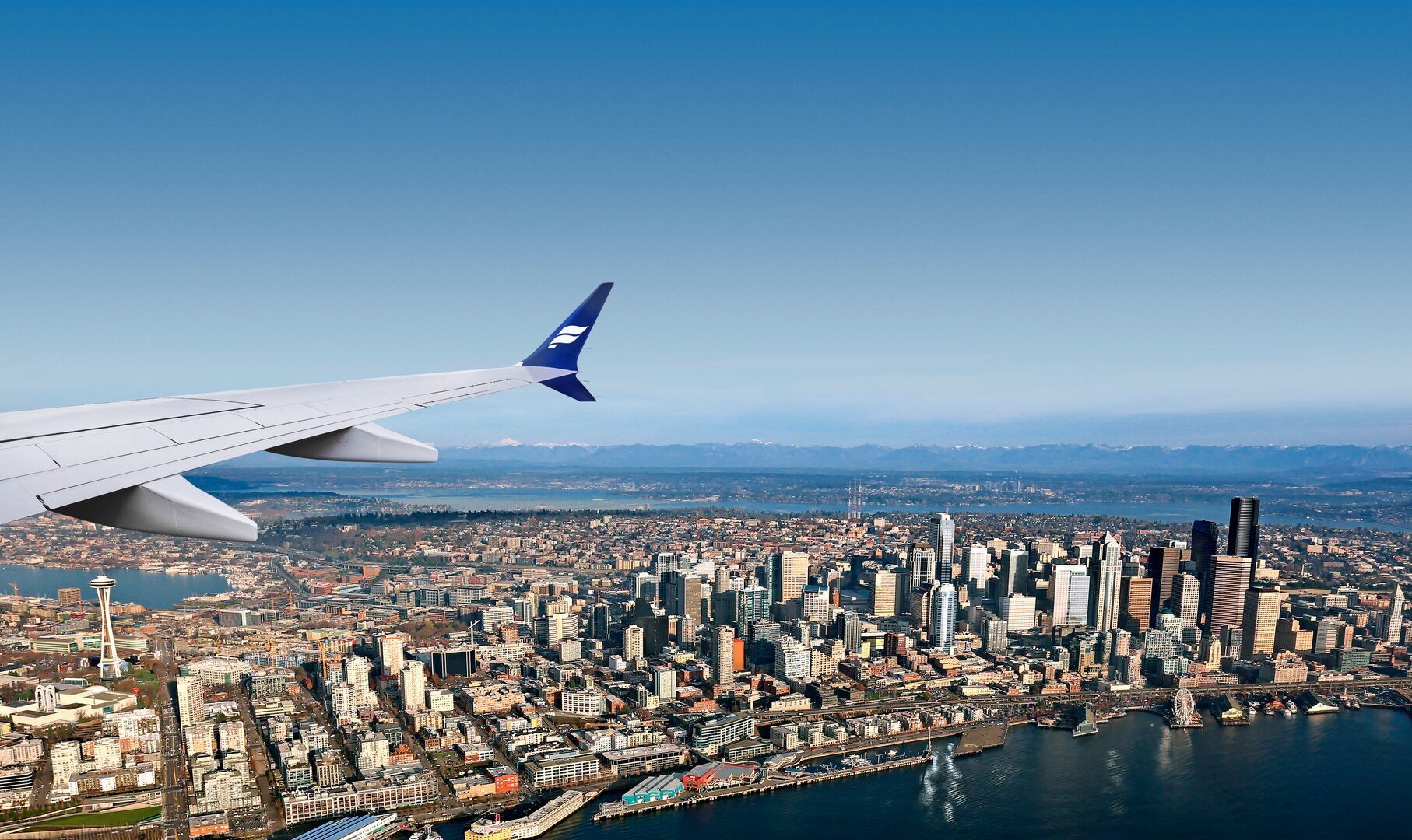 Icelandair flights aircraft view Seattle Gluggi sky v