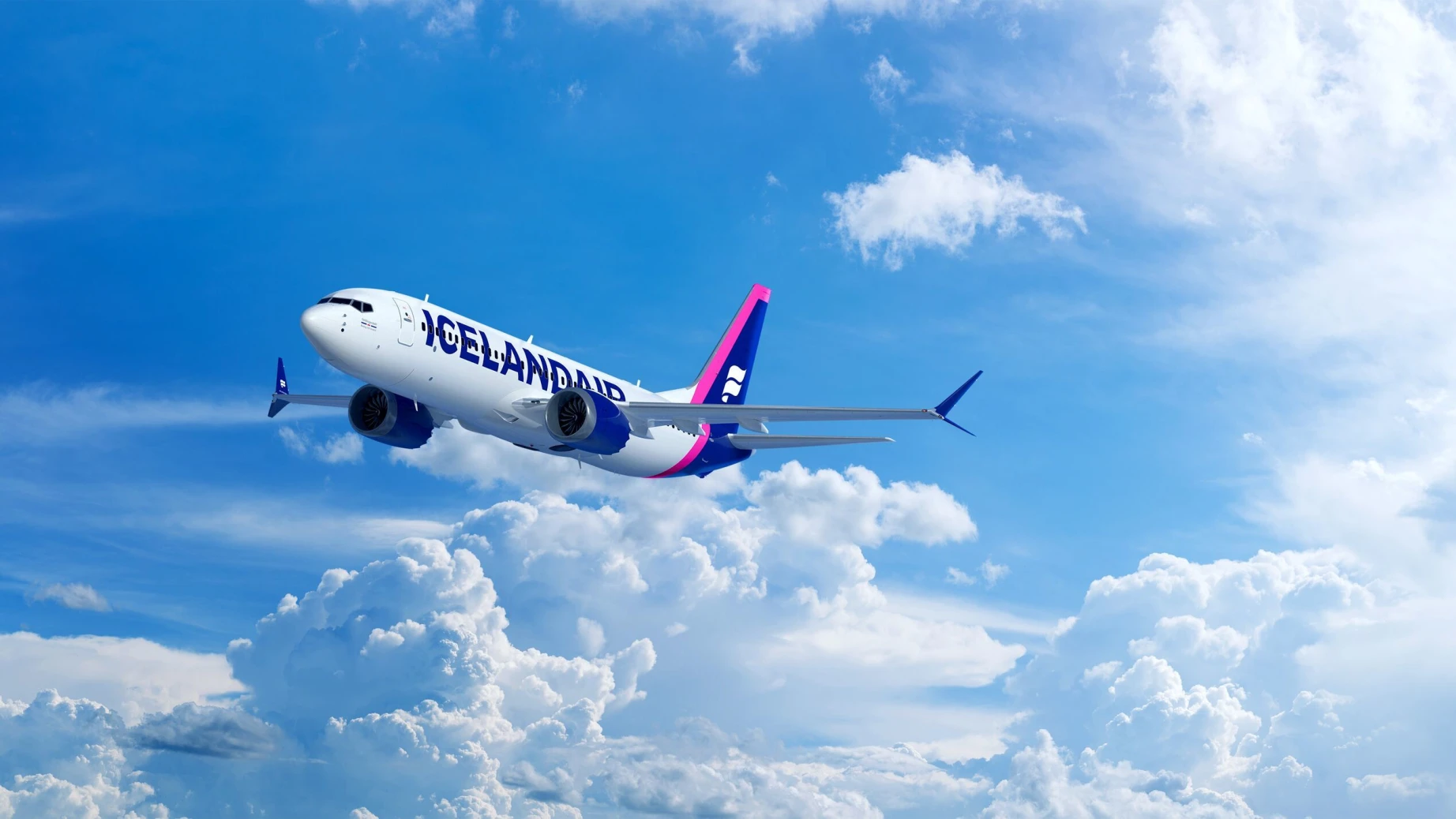 Een vliegtuig van Icelandair vliegt boven helderwitte wolken tegen een strakblauwe lucht.