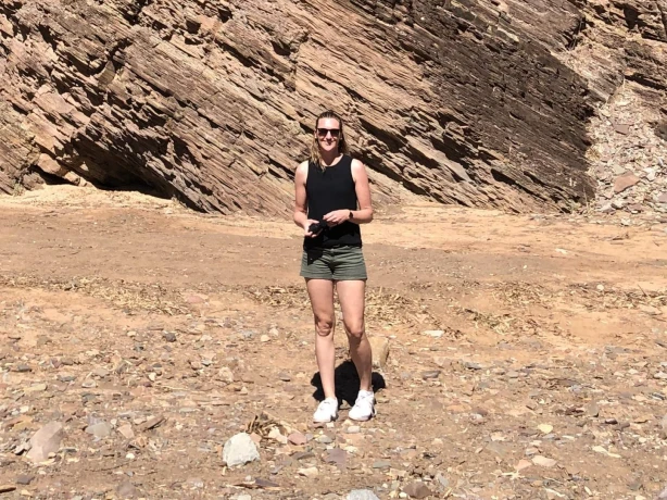 Sylvia glimlacht naar de camera