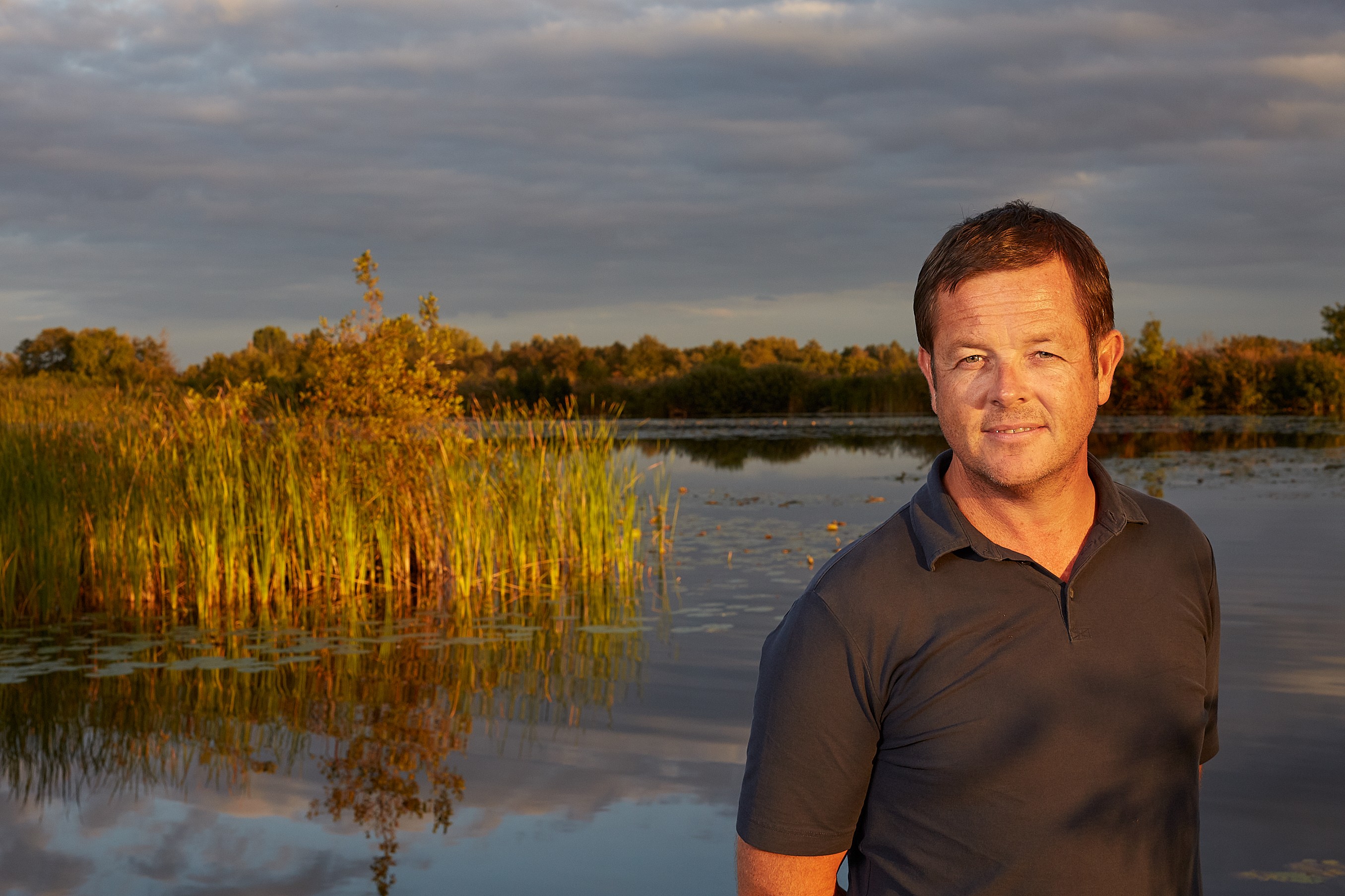 Andrew Morton glimlacht naar de camera