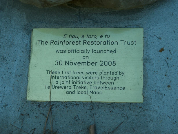 Het bord van de rainforest restoration trust