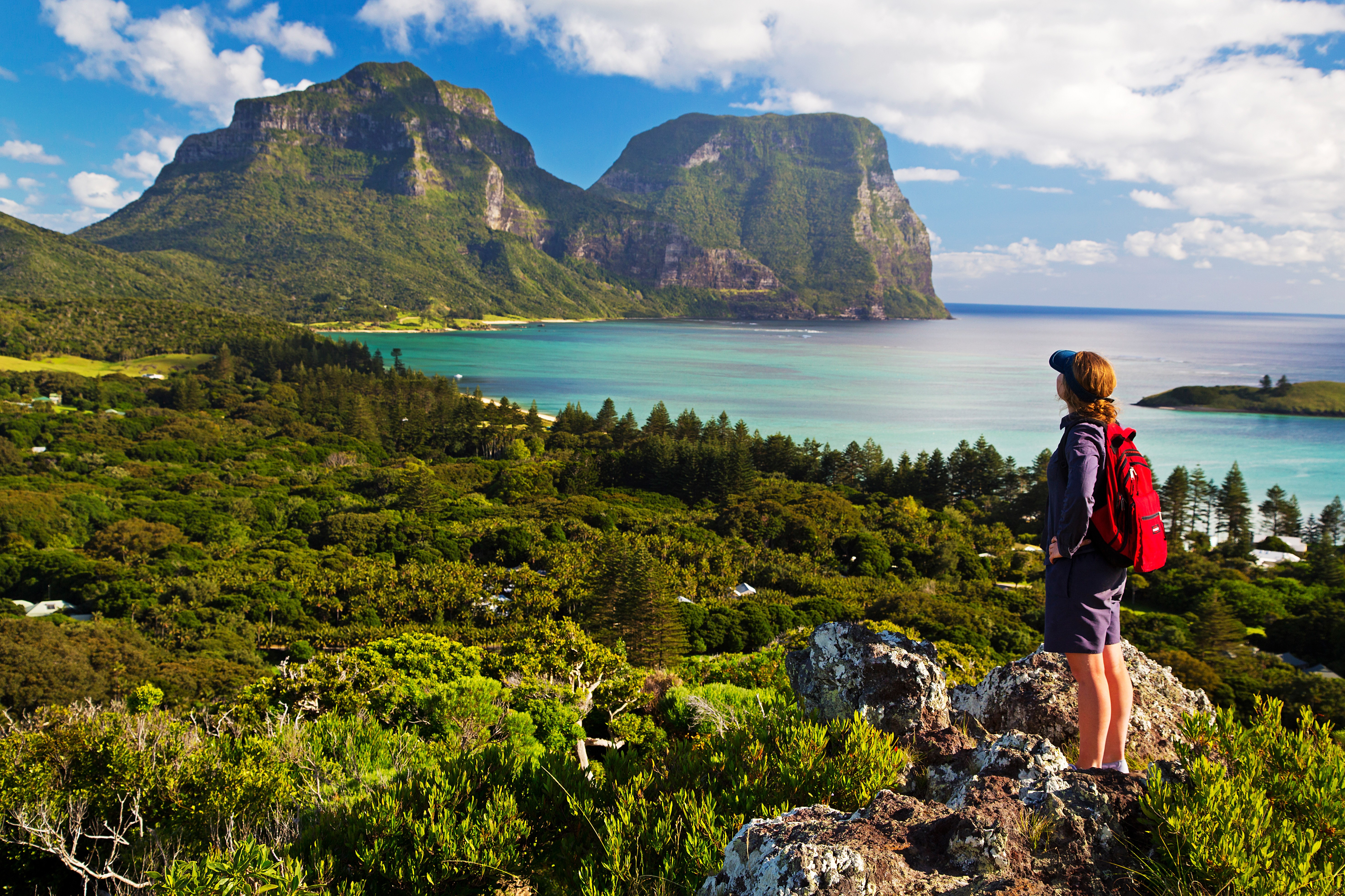 Wandelaar bewondert het uitzicht op de bergen op Capella Lord Howe Island