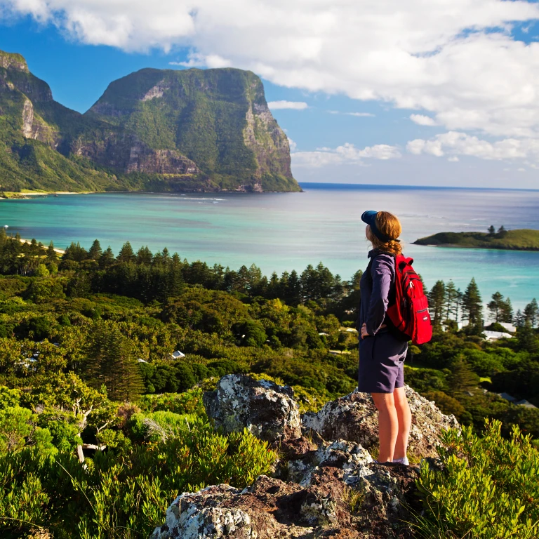 Wandelaar bewondert het uitzicht op de bergen op Capella Lord Howe Island