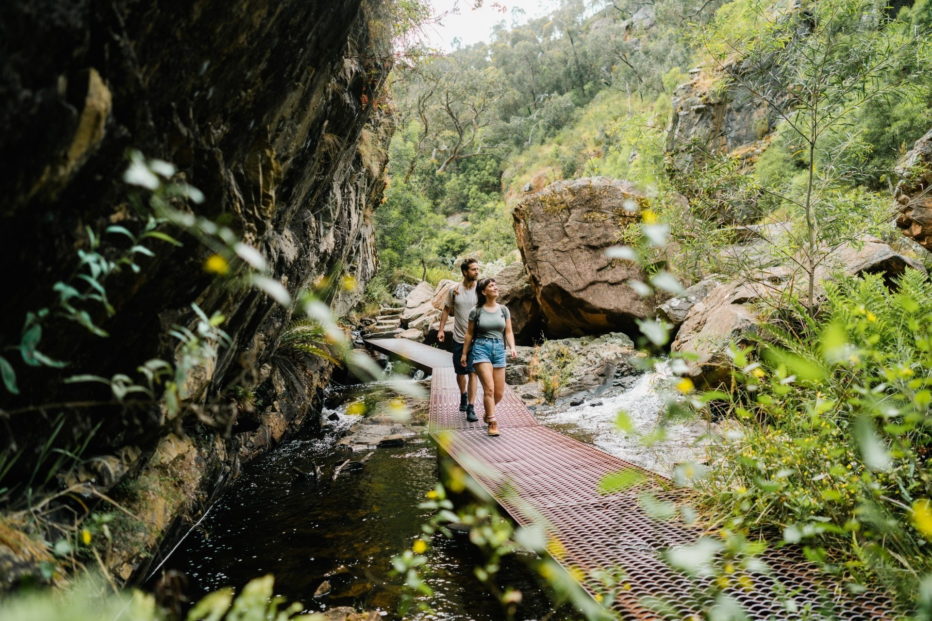 Paar wandelt langs promenade in Grampians National Park