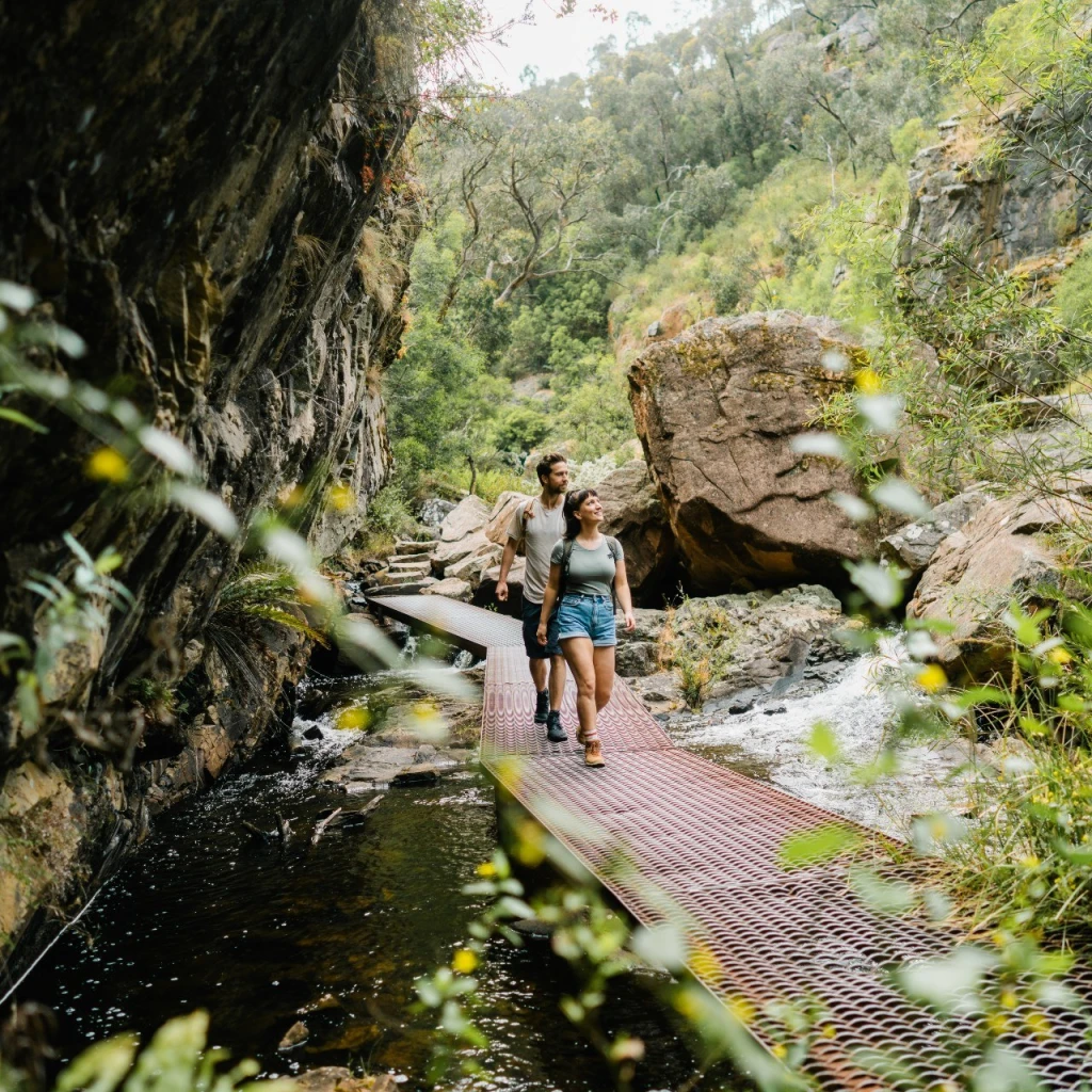 Paar wandelt langs promenade in Grampians National Park