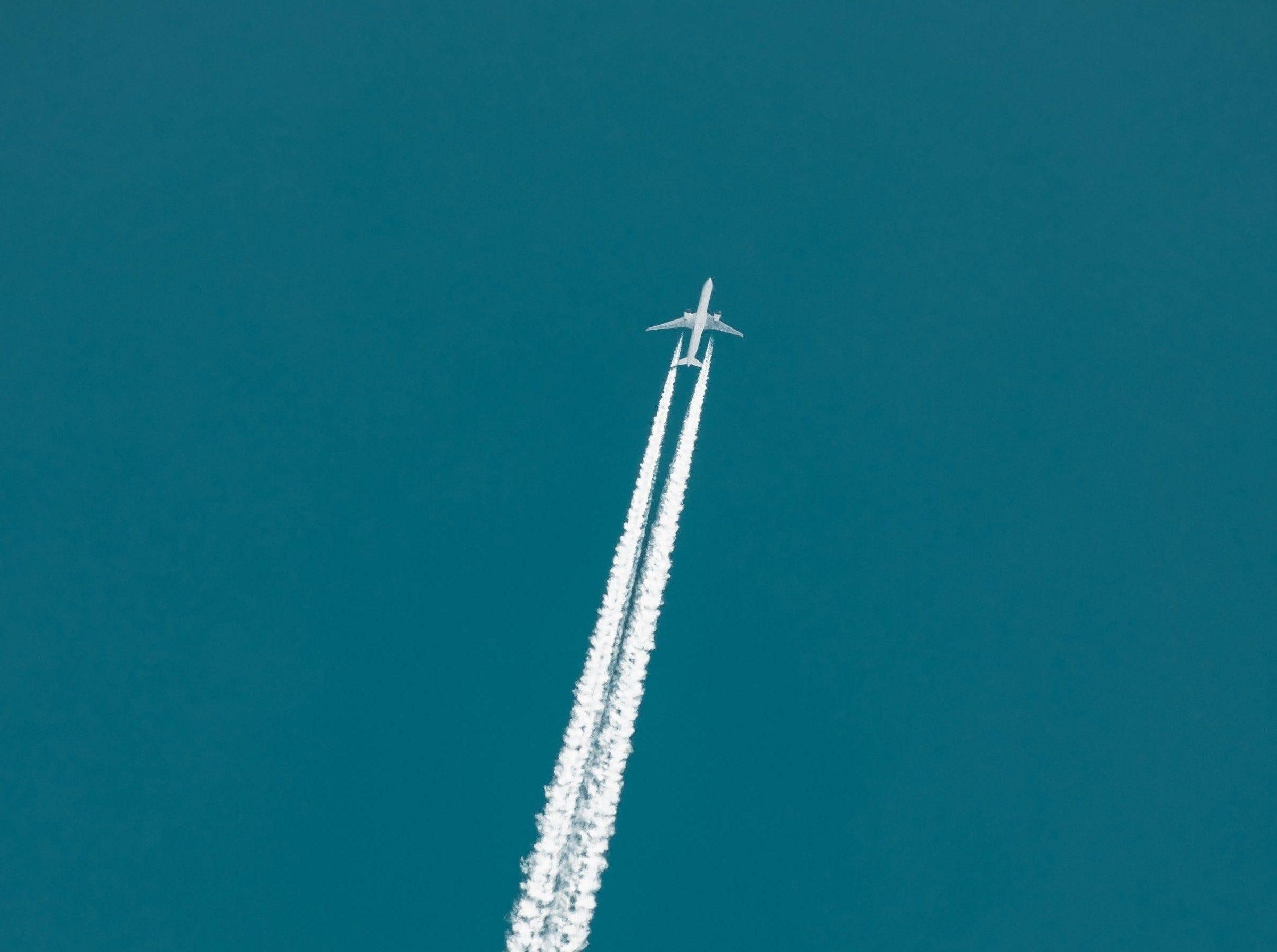 Vliegtuig vliegt door de lucht met dampsporen