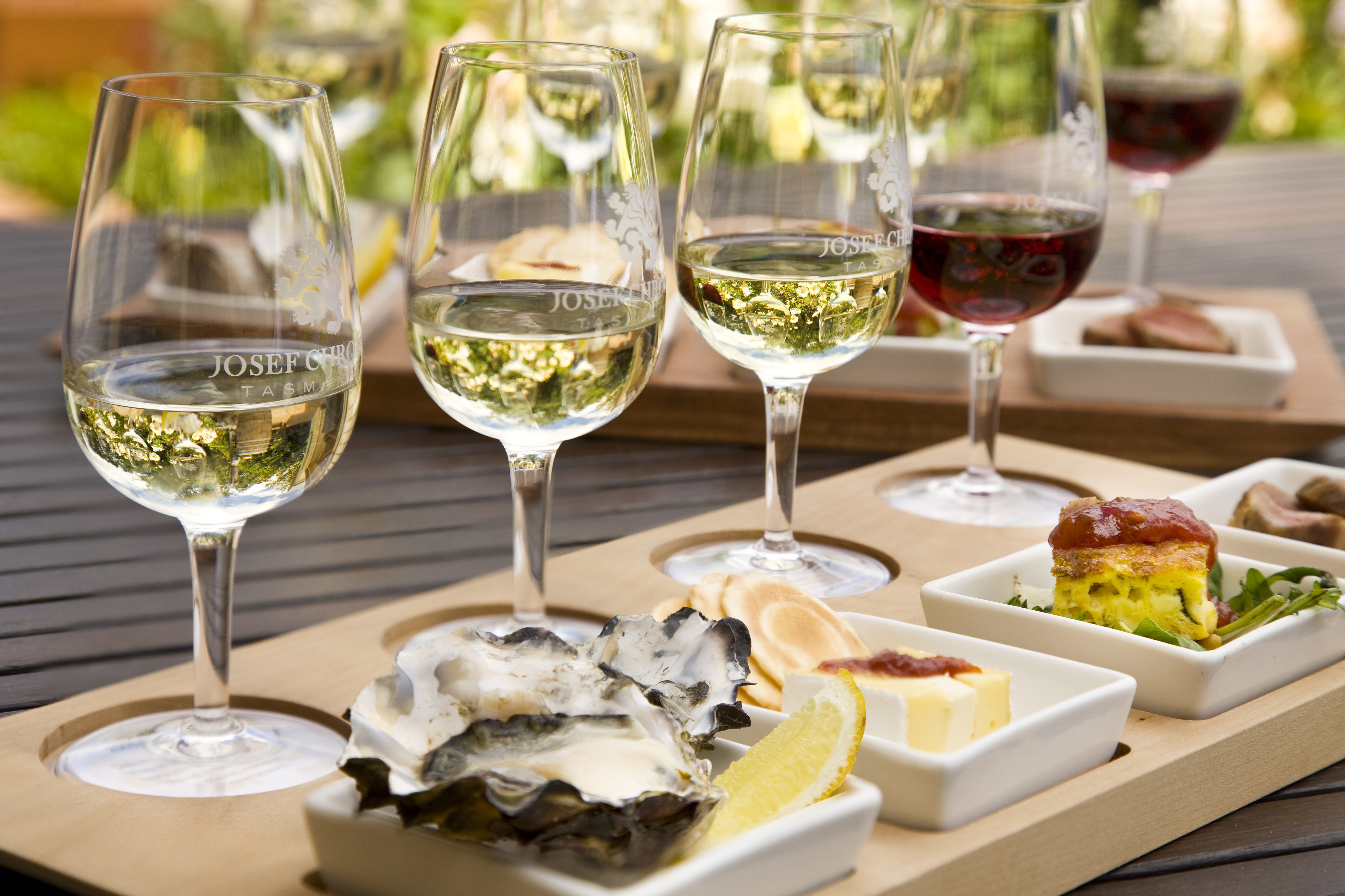 Wijnproeverij, een selectie van vier wijnen en vier bijpassende hapjes bij Josef Chromy Wines in Launceston, Australië