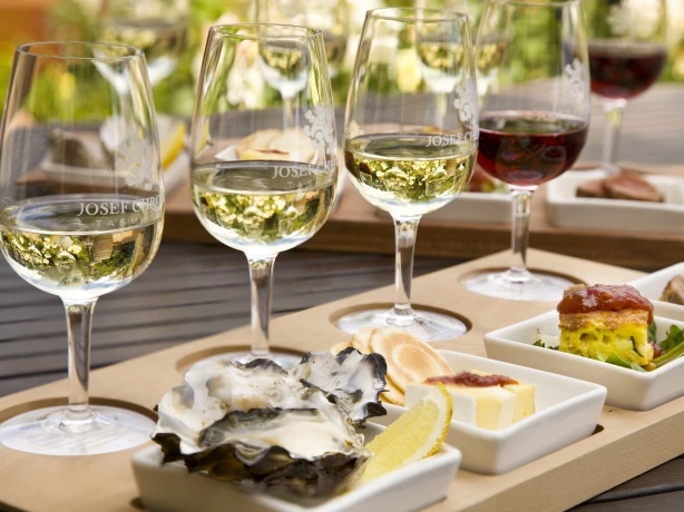 Wijnproeverij, een selectie van vier wijnen en vier bijpassende hapjes bij Josef Chromy Wines in Launceston, Australië