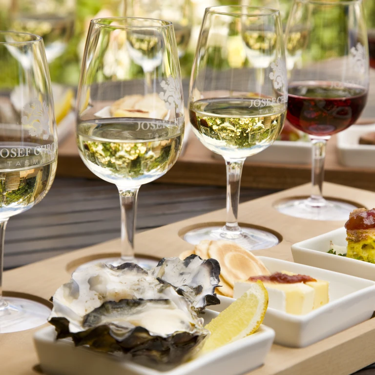 Wijnproeverij, een selectie van vier wijnen en vier bijpassende hapjes bij Josef Chromy Wines in Launceston, Australië