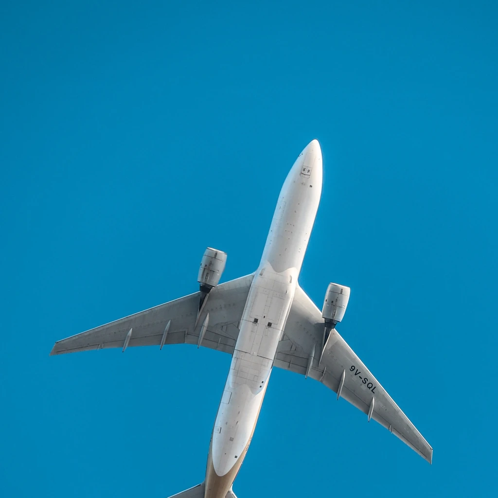 Onderkant van een vliegend vliegtuig, blauwe lucht op de achtergrond