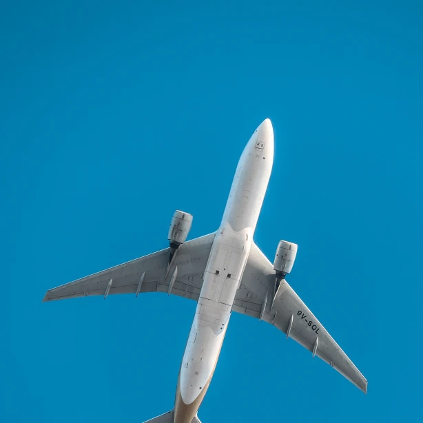 Onderkant van een vliegend vliegtuig, blauwe lucht op de achtergrond