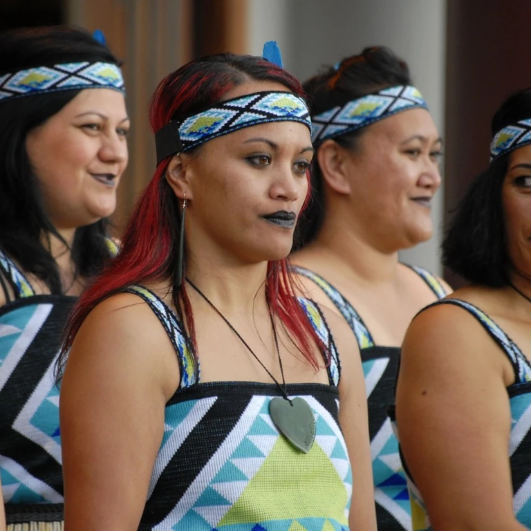 Vier Māori vrouwen in traditionele kleding