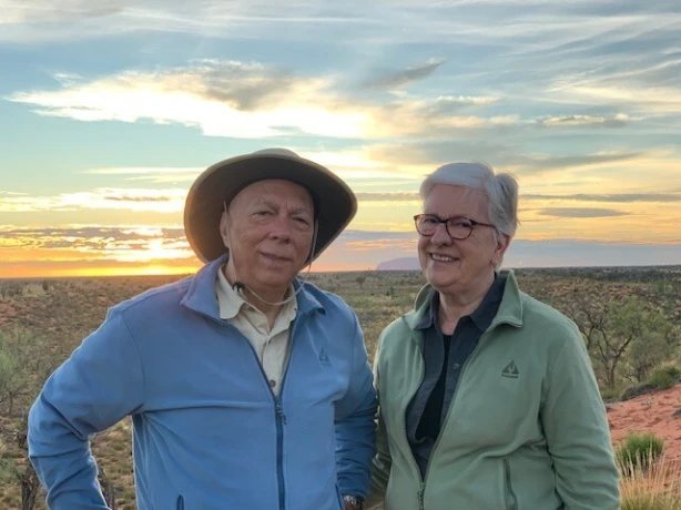 Bindert en Willy poseren in een weids landschap terwijl de zon ondergaat