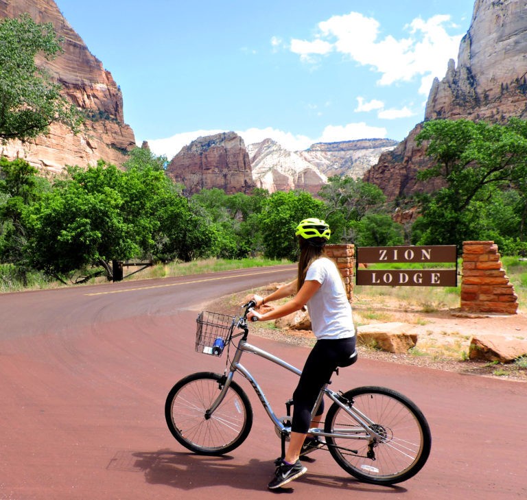 Een vrouw fietst in Zion National Park, Utah