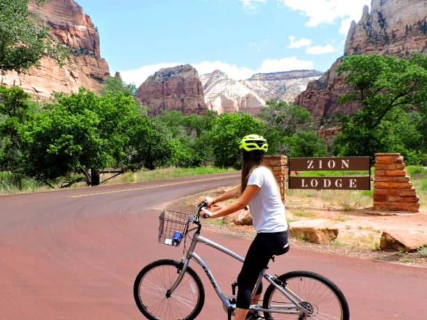 Een vrouw fietst in Zion National Park, Utah