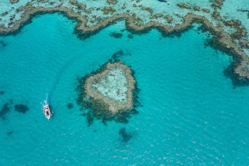 Een boot vaart rond Heart Reef Island in de Whitsundays, Australië